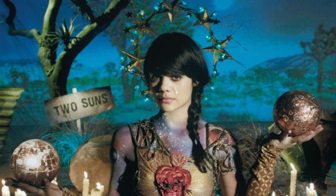 BAT FOR LASHES – „Two Suns”