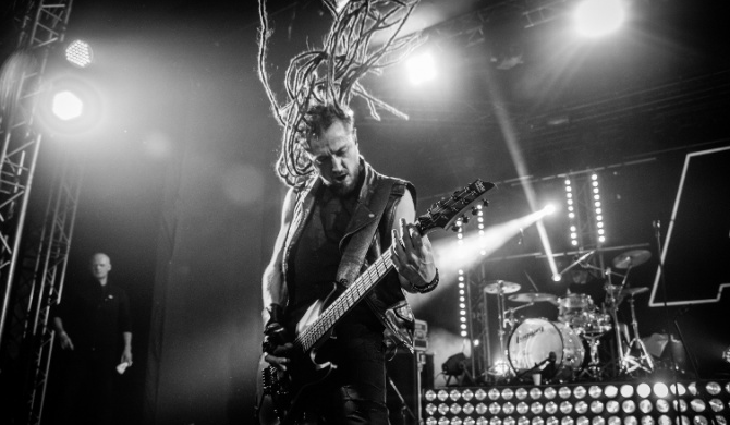 Baron zagra z Hansem Zimmerem