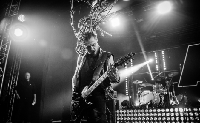 Baron zagra z Hansem Zimmerem