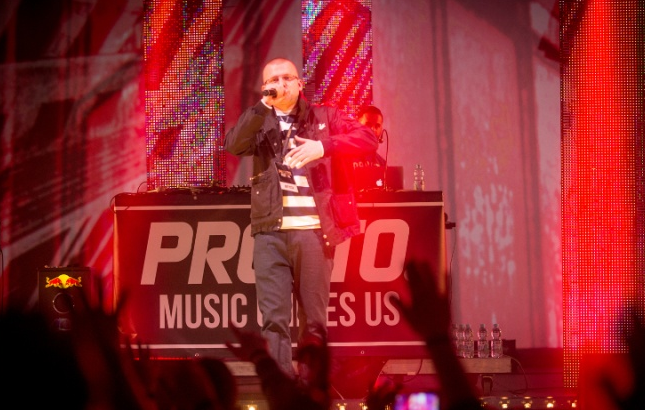 KęKę: „Jestem tylko raperem. Sam szamoczę się z życiem”