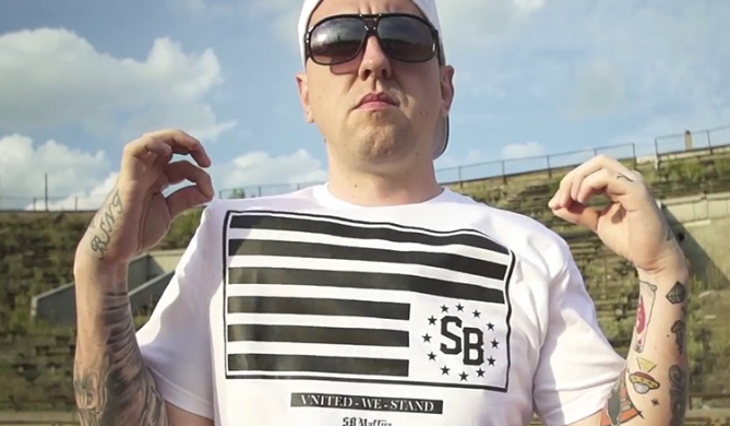 Białas i Bezczel remiksują Popka i Matheo. Zobacz klip do nowej wersji „Wodospadów”