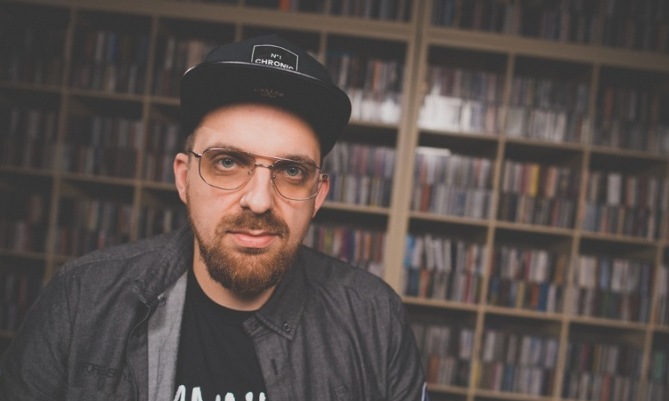 Abel czyta konstytucję i udostępnia gorącą szesnastkę