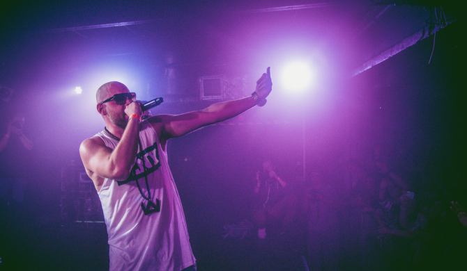 Tede wręcza Mesowi mandacik, za „przekroczenie drętwości”