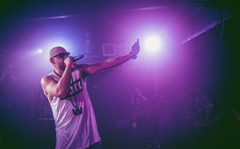 Tede wręcza Mesowi mandacik, za „przekroczenie drętwości”