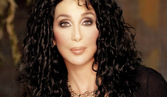 Cher pisze o zamachu w Stambule i używa emoji z bombą. Za chwilę przeprasza