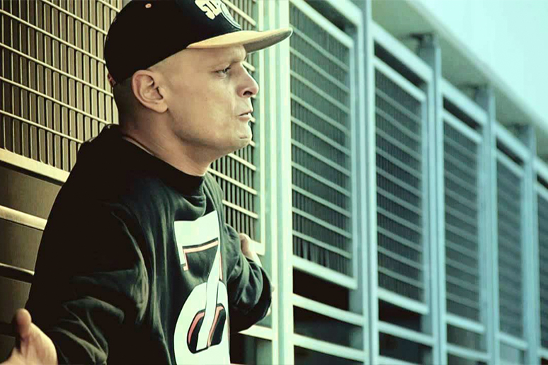 Pamiętacie Pęka? Kultowy raper przyznaje: „Tyram na budowie, ciężka praca”