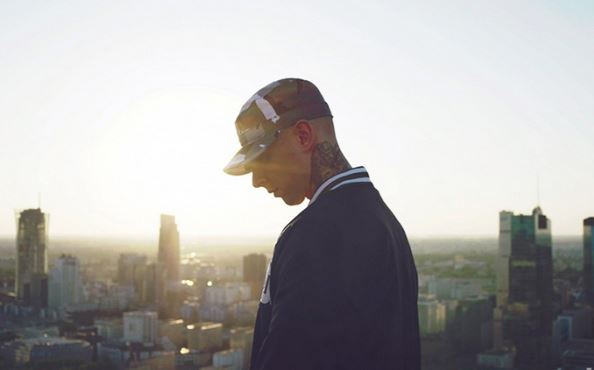 KaeN pomaga budować szkołę