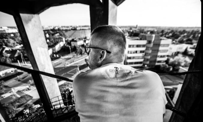 13 utworów na „Trzecich rzeczach”. KęKę pokazał okładkę płyty