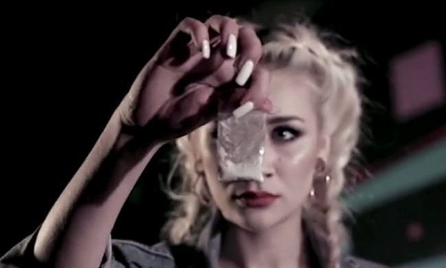 Narkotyki, przemoc i… diametralna zmiana klimatu. Nowy klip Agaty Dziarmagowskiej