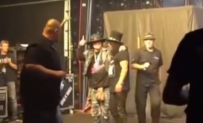 Jak wyglądają relacje Axla Rose’a i Slasha? To zakulisowe wideo dowodzi, że panowie znów są kolegami