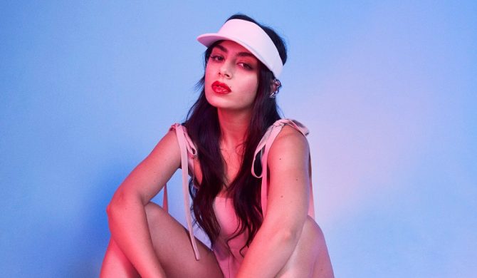 Charli XCX i zombie – zobaczcie halloweenowy klip wokalistki