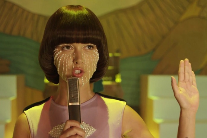 Vintage’owe studio telewizyjne i hołd dla Queen w nowym klipie Brodki