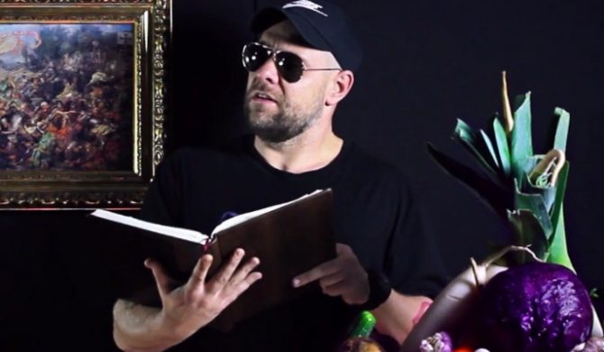 Zamiast klipu… libretto. Tede recytuje tekst „Jupitera”