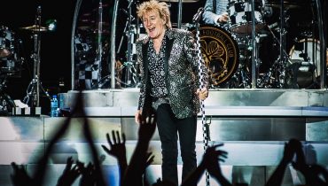 Rod Stewart pokazuje fanom wygenerowanego przez AI Ozzy’ego, robiącego sobie zdjęcia z XXXTentacionem, Tiną Turner i innymi nieżyjącymi gwiazdami