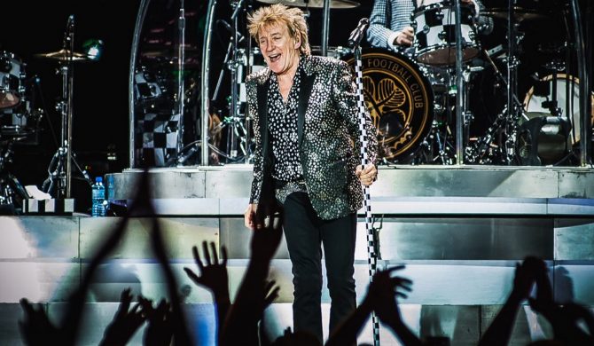 Rod Stewart pokazuje fanom wygenerowanego przez AI Ozzy’ego, robiącego sobie zdjęcia z XXXTentacionem, Tiną Turner i innymi nieżyjącymi gwiazdami