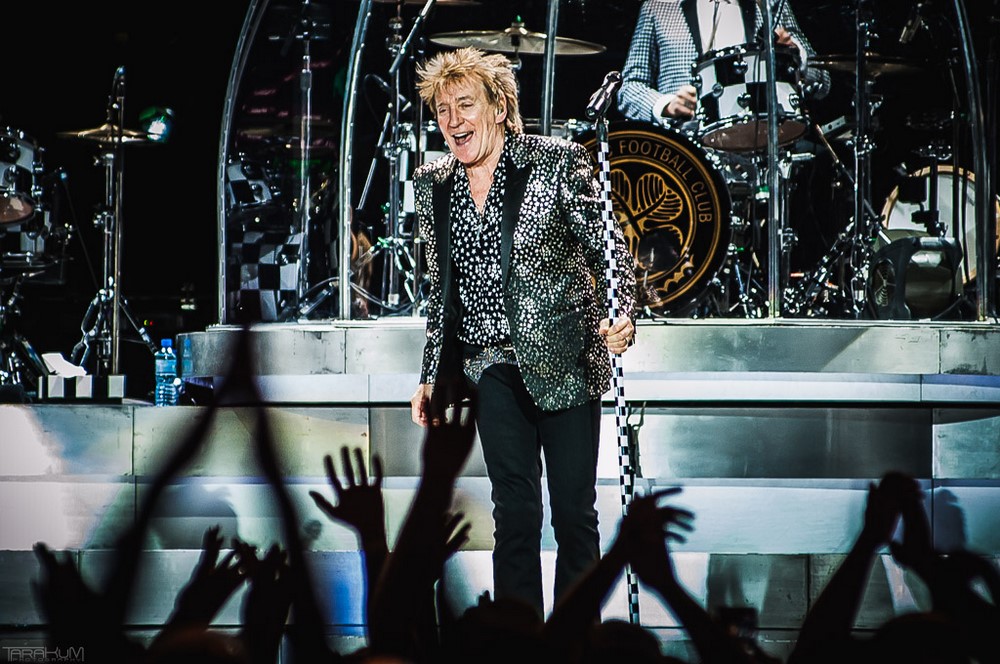 Rod Stewart pokazuje fanom wygenerowanego przez AI Ozzy’ego, robiącego sobie zdjęcia z XXXTentacionem, Tiną Turner i innymi nieżyjącymi gwiazdami