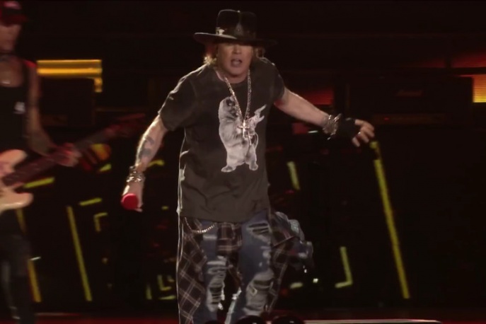 Guns N’ Roses wręczyli fanom piniatę Donalda Trumpa na koncercie w Meksyku