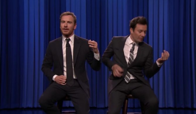 Jimmy Fallon i Michael Fassbender w pojedynku „air guitar”