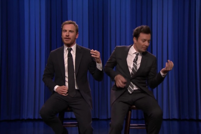 Jimmy Fallon i Michael Fassbender w pojedynku „air guitar”