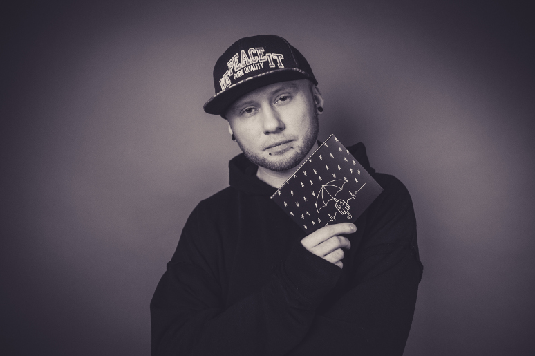 „Całe życie razem” – Deys komentuje debiut na OLiS obok Solara i Białasa