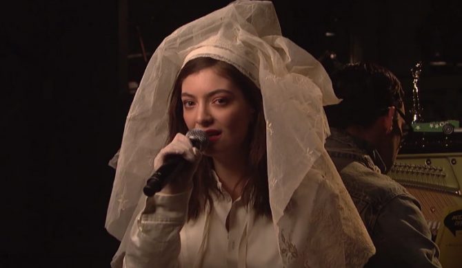 Lorde w sukni ślubnej w „Saturday Night Live”
