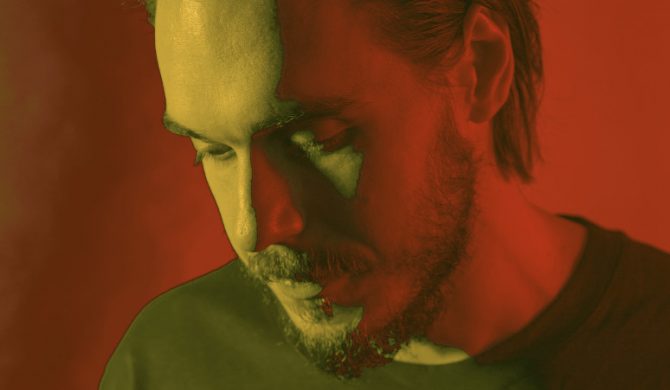 Piotr Rogucki w nowym utworze Miuosha