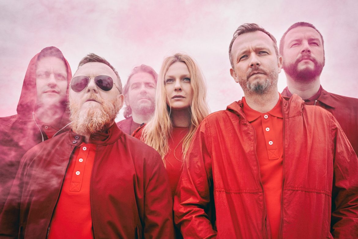 Hey wraca z singlem „Bezruch”, przynosząc letnią melancholię