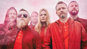 Hey wraca z singlem „Bezruch”, przynosząc letnią melancholię