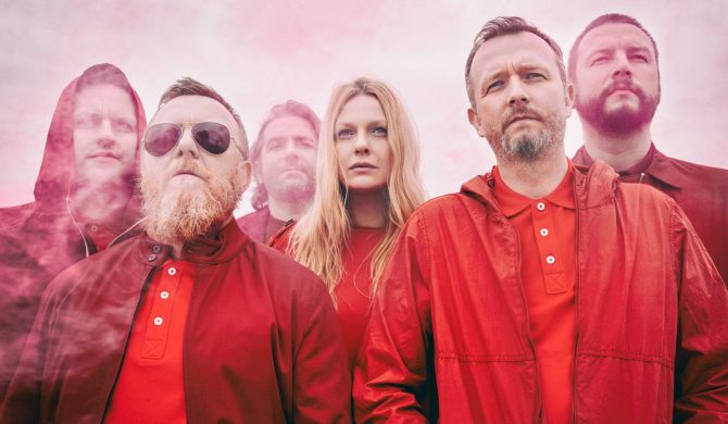 Hey wraca z singlem „Bezruch”, przynosząc letnią melancholię