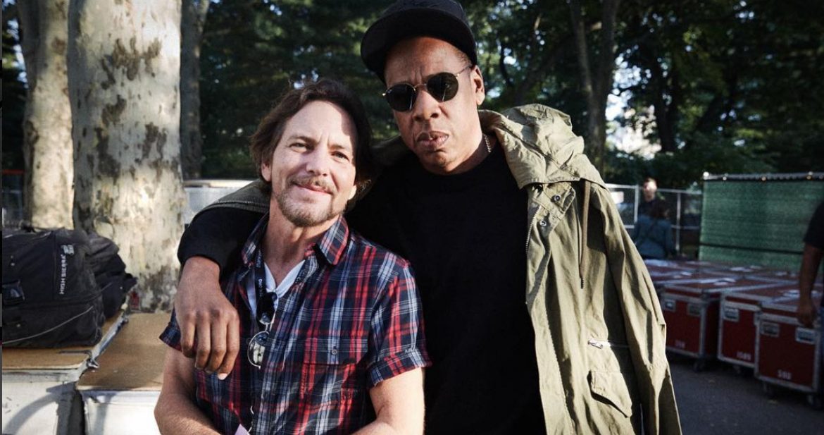 Eddie Vedder, Pharrell i inni klękają na scenie