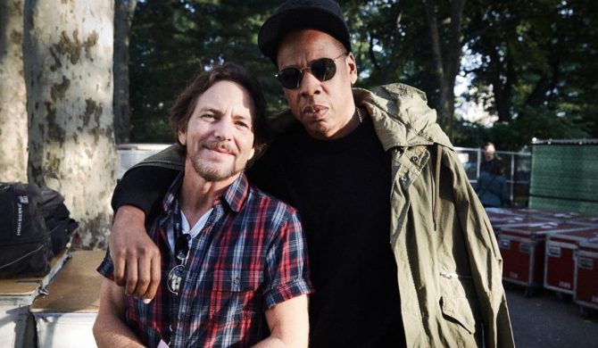 Eddie Vedder, Pharrell i inni klękają na scenie