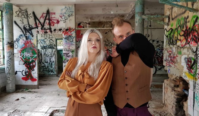 Piotr Rogucki w nowym teledysku Darii Zawiałow