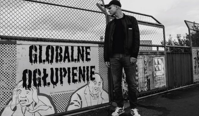 Ten Typ Mes w nowym kawałku Sariusa