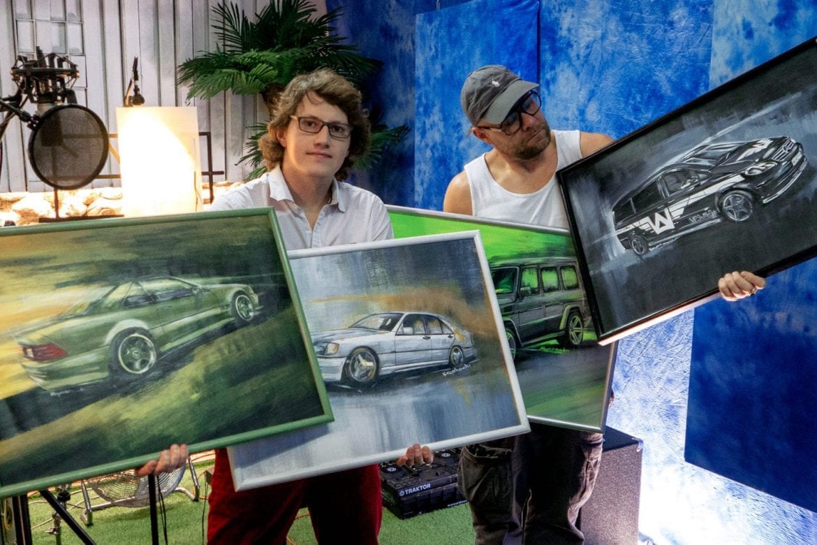 Obrazy przedstawiające samochody TDF-a na licytacji