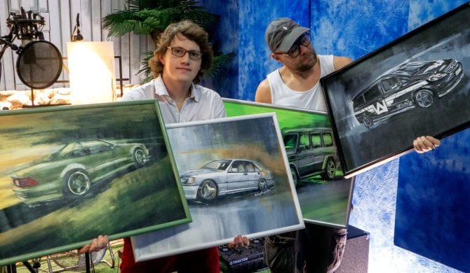 Obrazy przedstawiające samochody TDF-a na licytacji