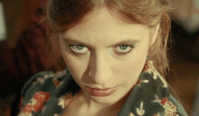 neena z singlem „The Game” (wideo)