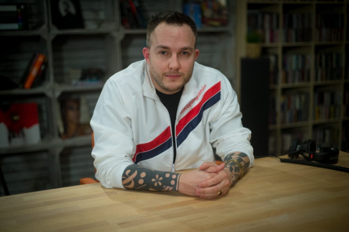 Mes najpierw nawija, że „fala hejtu po nim spływa”, a potem kłóci się ze słuchaczami Tedego