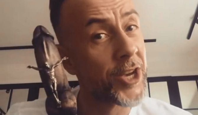 Nergal świętuje Dzień Kobiet machając rzeźbą Chrystusa na penisie