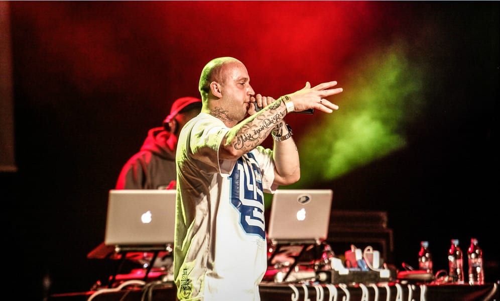 Peja nadaje ze studia nagraniowego (wideo)