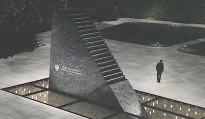 Pomnik smoleński wzorowany na okładce metalowej płyty?