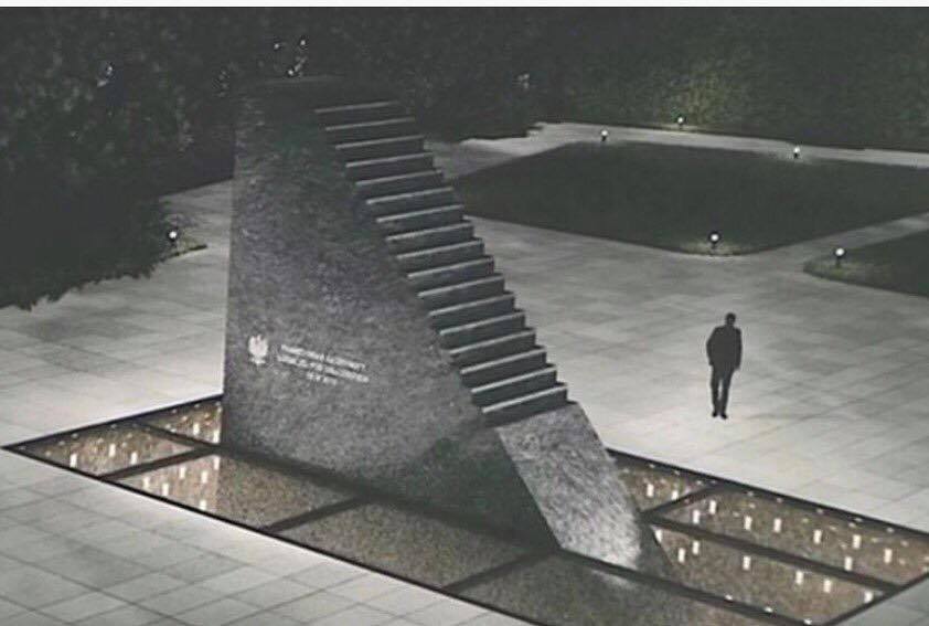 Pomnik smoleński wzorowany na okładce metalowej płyty?