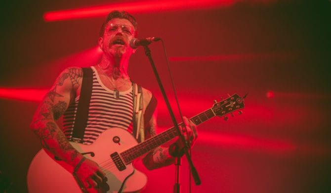 Jesse Hughes przeprasza za atak na przeciwników broni