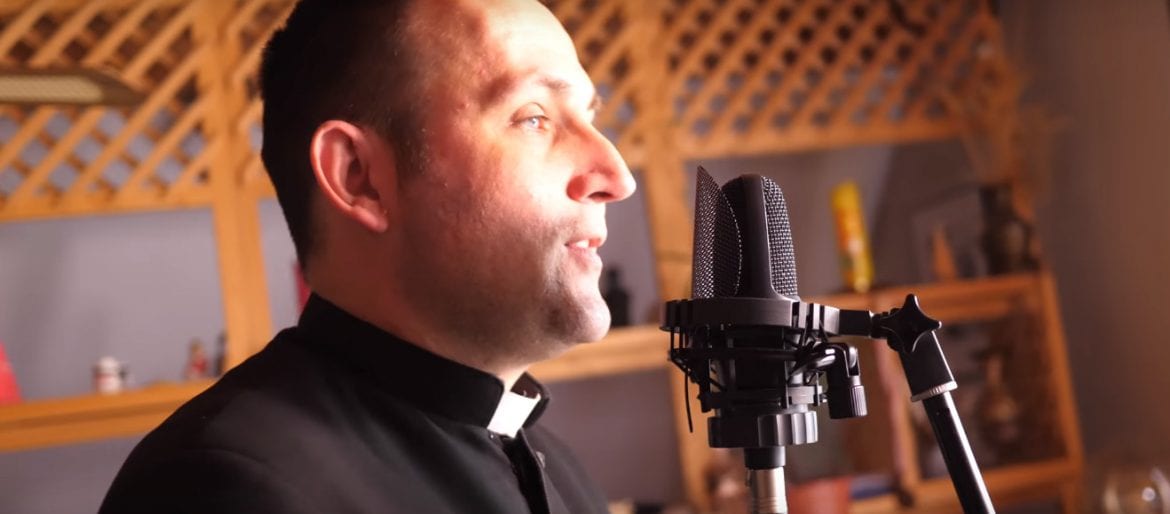 Rapujący ksiądz z nowym singlem