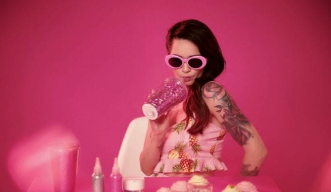 Ewelina Lisowska zapowiada płytę T-shirtem