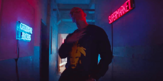 Logic pali pieniądze w nowym klipie