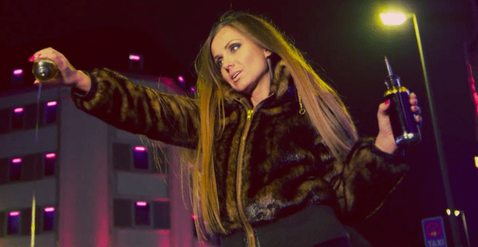 Raperka polskiego pochodzenia dodała do płyty erotyczny gadżet