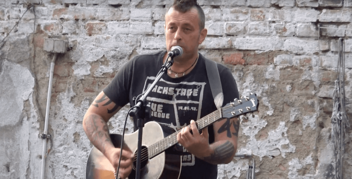 Tymon Tymański śmieszkuje z sytuacji w Kulcie