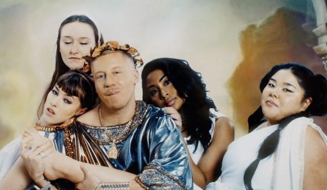 Macklemore bogiem we własnym niebie (wideo)