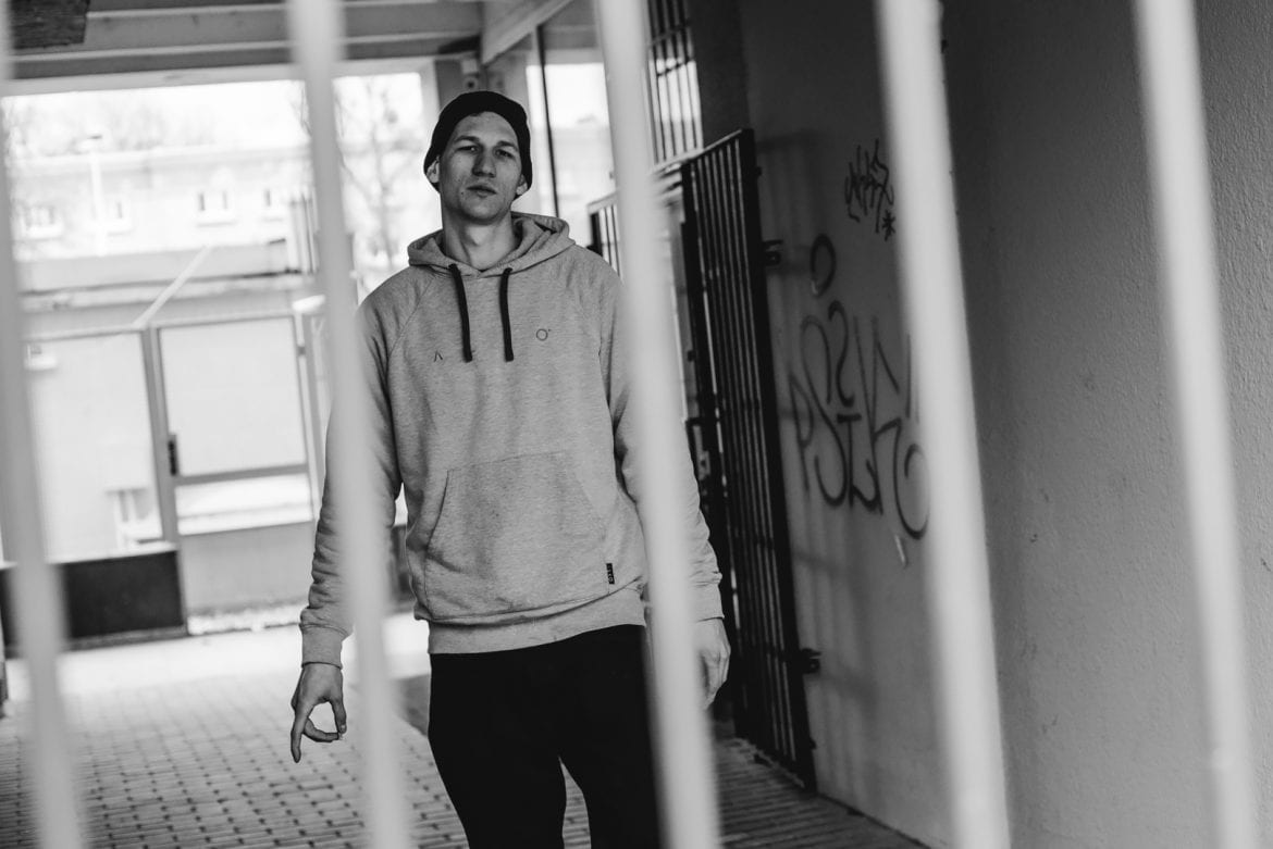 Kuba Knap prezentuje video „live” do utworu „Knurfredini”