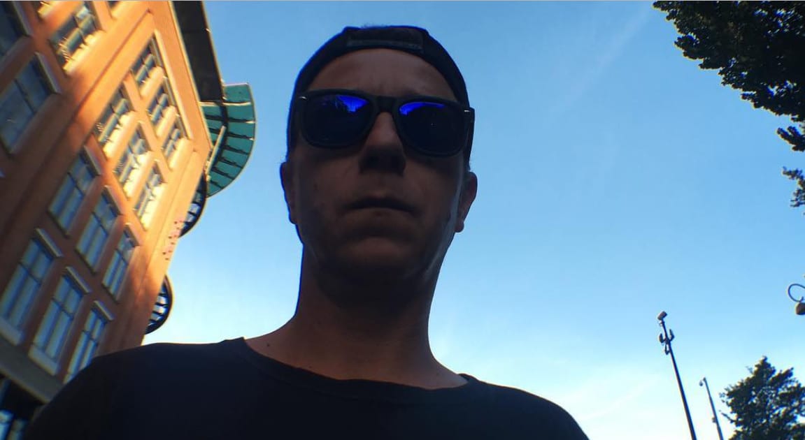 Jędker atakuje wytwórnię. Ta odpowiada oświadczeniem